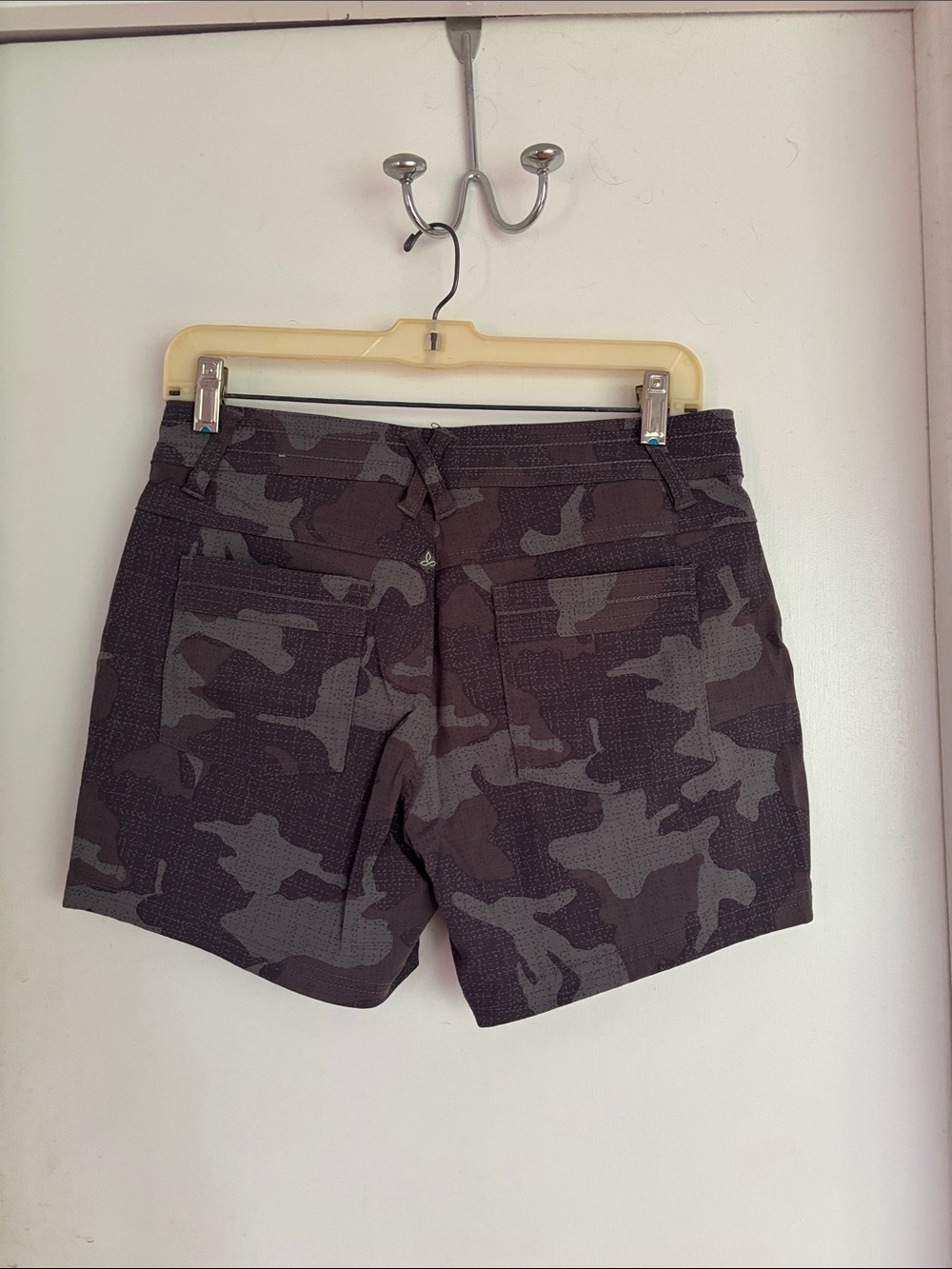 Prana Halle 5in Women's Camo Cargo Shorts in Charcoal and Slate - Picture 3 of 3